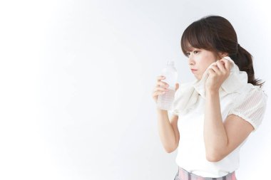 Beyaz arka planda egzersiz yapan genç bir kadın. 