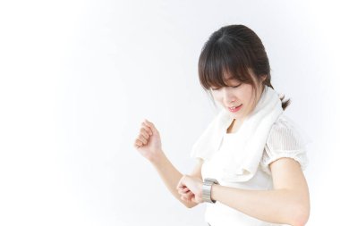 Beyaz arka planda egzersiz yapan genç bir kadın. 