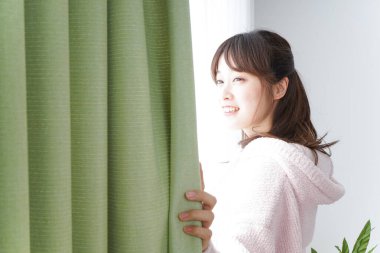 Genç bayan odada uyuyor.