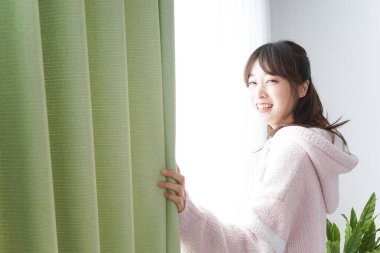 Genç bayan odada uyuyor.