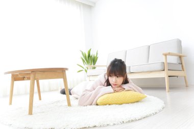 Genç bayan odada uyuyor.