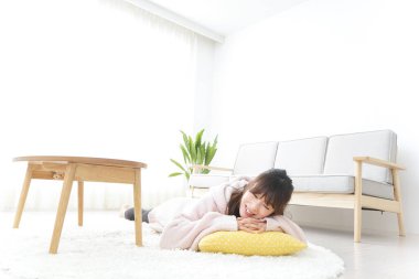 Genç bayan odada uyuyor.