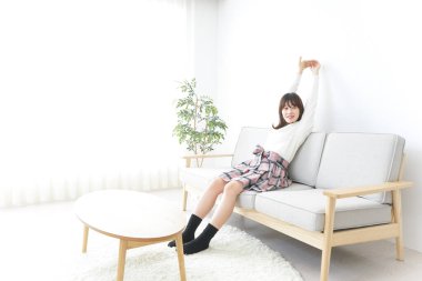  Genç bayan odada dinleniyor.