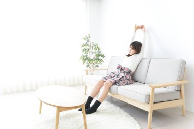  Genç bayan odada dinleniyor.