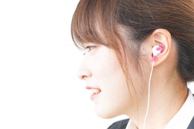  Genç kadın müzik dinliyor.