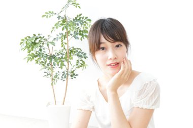 Yüzüne bakan genç bir kadın.