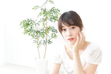 Yüzüne bakan genç bir kadın.