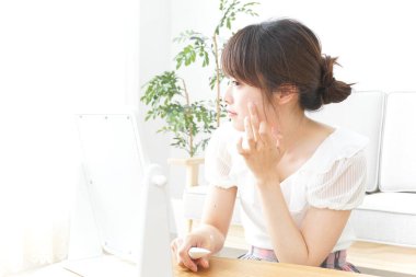 Yüzüne bakan genç bir kadın.