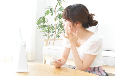 Yüzüne bakan genç bir kadın.