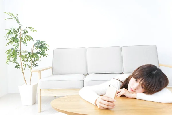 Young Woman Using Laptop Home — Stock Photo, Image