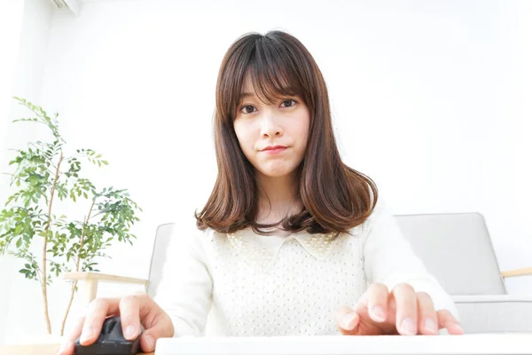 自宅でコンピュータを使う若い女性 — ストック写真