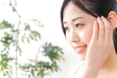 Yüzüne bakan genç bir kadın.