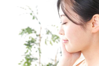 Yüzüne bakan genç bir kadın.