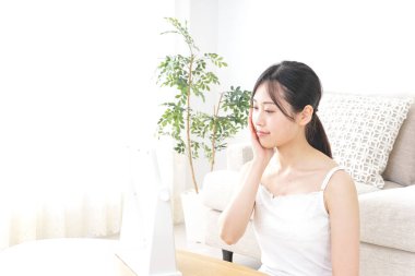 Yüzüne bakan genç bir kadın.