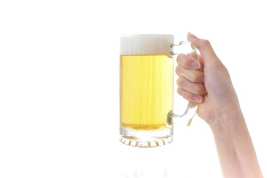 Bira içen genç bir kadın