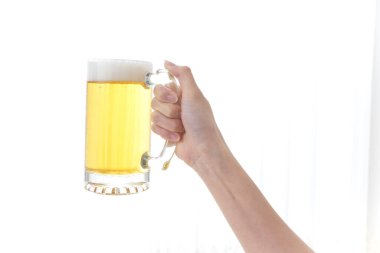 Bira içen genç bir kadın