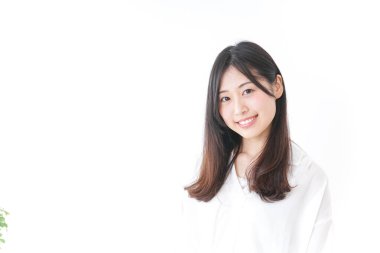 Gülümseyen genç bir kadının portresi