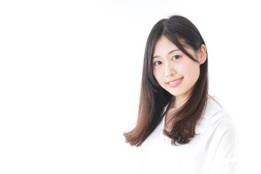 Gülümseyen genç bir kadının portresi