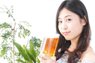 Genç bayan kadeh kaldırıyor.