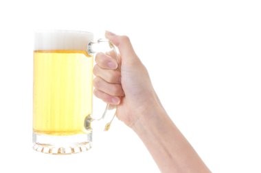 Genç bayan kadeh kaldırıyor.