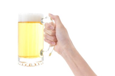 Genç bayan kadeh kaldırıyor.