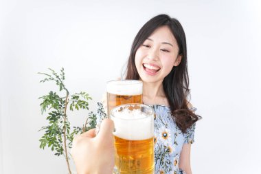 Genç bayan kadeh kaldırıyor.