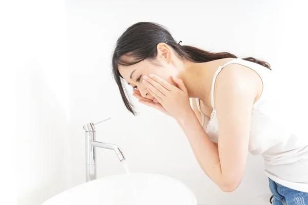 Jovem Mulher Lavando Rosto — Fotografia de Stock