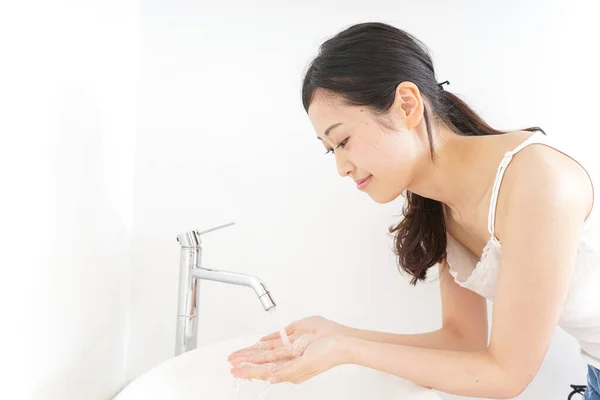 Jonge Vrouw Haar Gezicht Wassen — Stockfoto