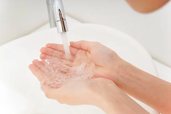 Jonge Vrouw Wassen Haar Handen — Stockfoto