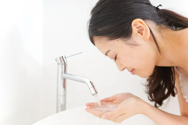 Young Woman Washing Her Face — Stock Photo, Image