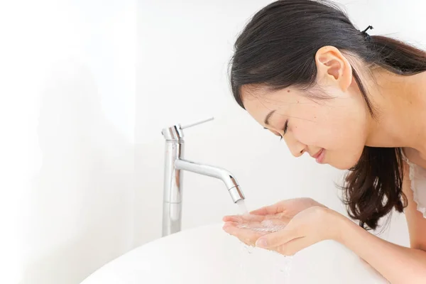 Young Woman Washing Her Face — Stock Photo, Image