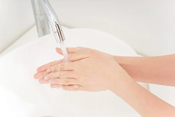 Młoda Kobieta Myje Ręce — Zdjęcie stockowe