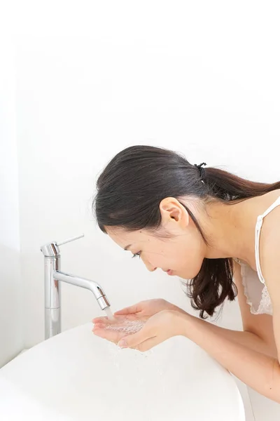 Young Woman Washing Her Face — Stock Photo, Image