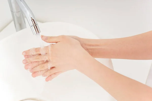 Jonge Vrouw Wassen Haar Handen — Stockfoto