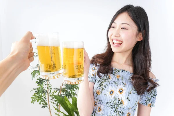 Mujer Joven Bebiendo Brindis —  Fotos de Stock