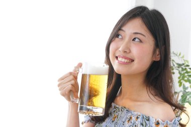 Evde alkol alan genç bir kadın.