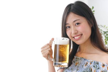 Evde alkol alan genç bir kadın.