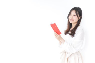 Not alan genç bir kadın.