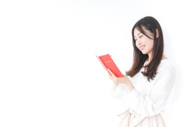 Not alan genç bir kadın.