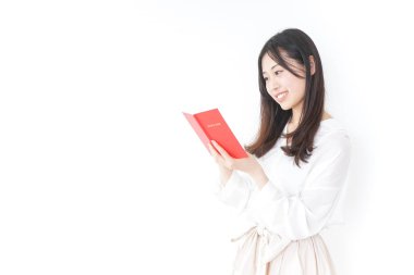 Not alan genç bir kadın.