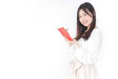 Not alan genç bir kadın.