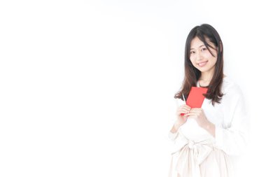 Not alan genç bir kadın.