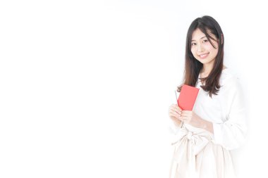 Not alan genç bir kadın.