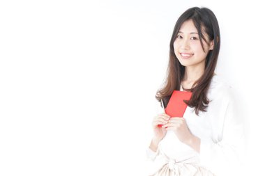 Not alan genç bir kadın.