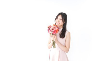 Çiçek buketi olan genç bir kadın.