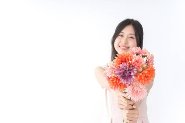 Çiçek buketi olan genç bir kadın.