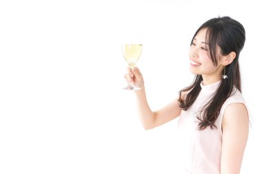 Genç bir kadın parti veriyor.