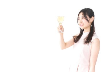 Genç bir kadın parti veriyor.