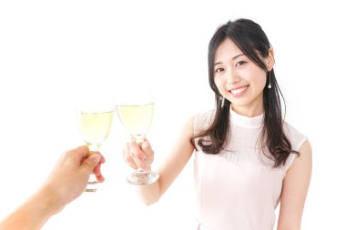 Genç bir kadın parti veriyor.