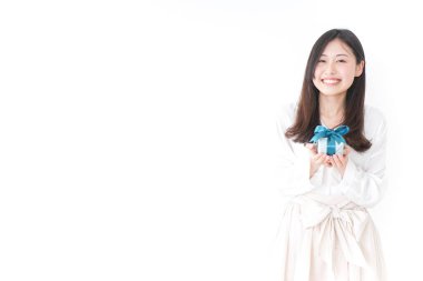 Genç bir kadın birine hediye veriyor.